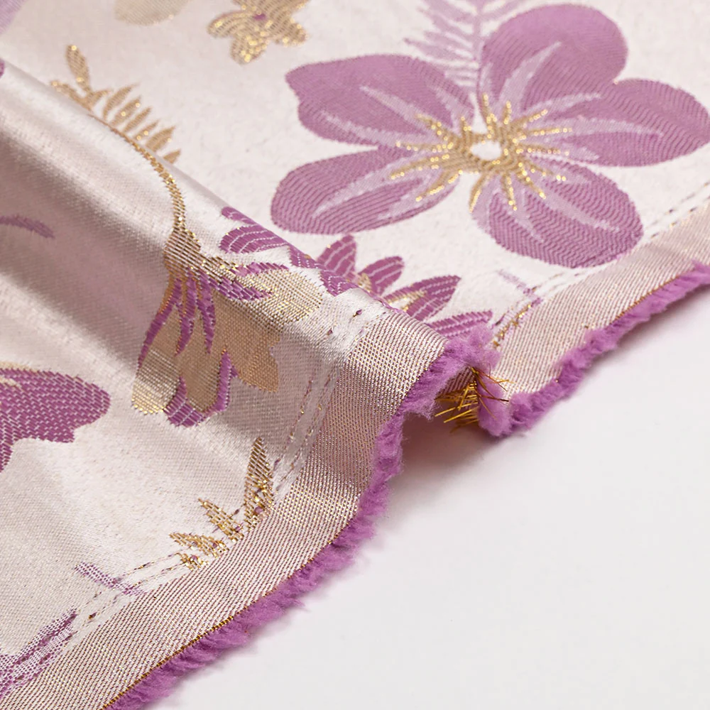 Brocart lamé éclat de fleurs doré et mauve - Image 5