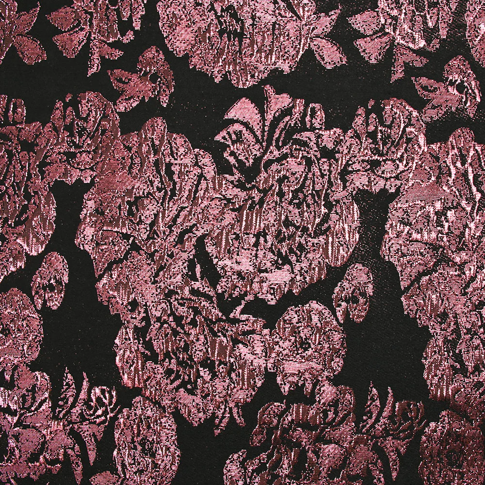 Brocart lamé rose foncé bouquet de roses fond noir - Image 4