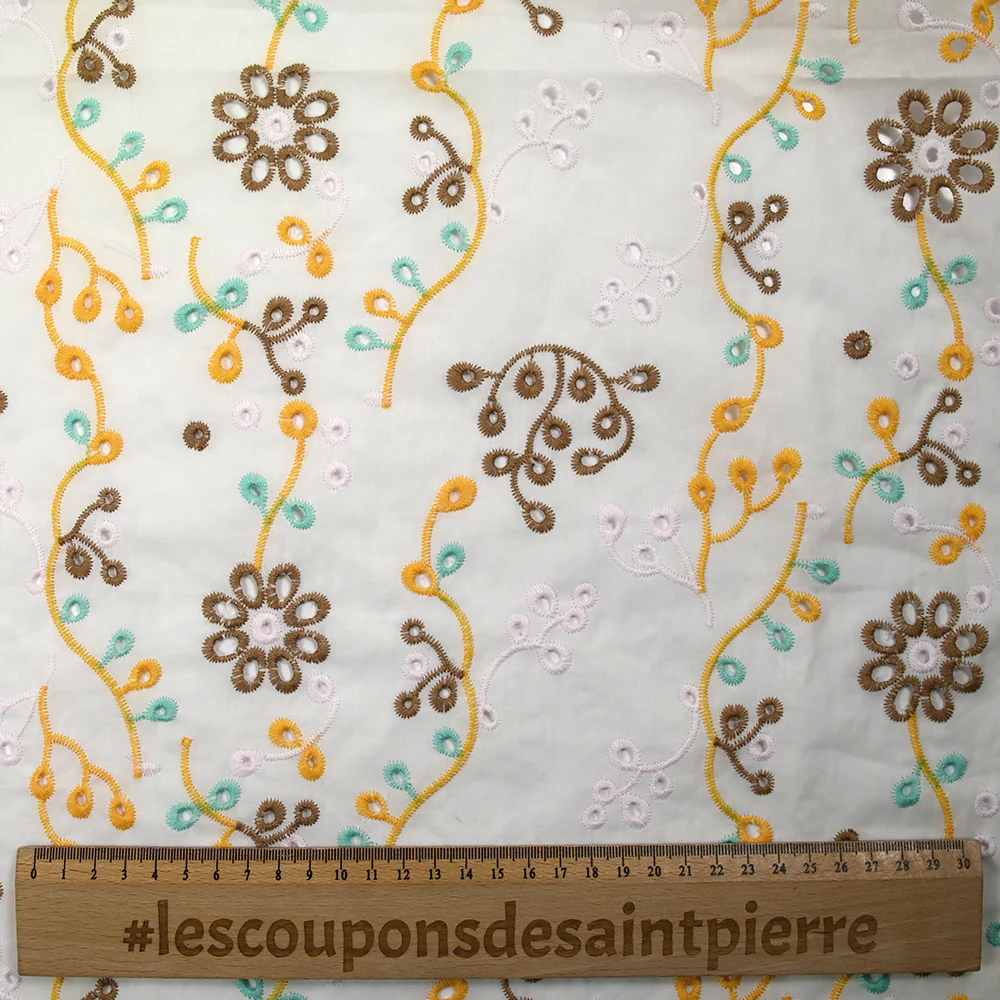 Broderie anglaise colorée marron et rose pâle fond blanc - Image 3
