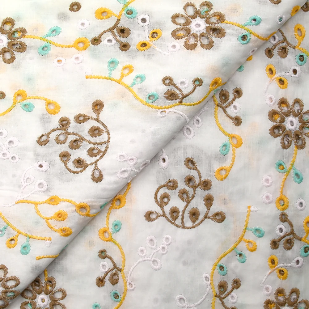 Broderie anglaise colorée marron et rose pâle fond blanc - Image 5