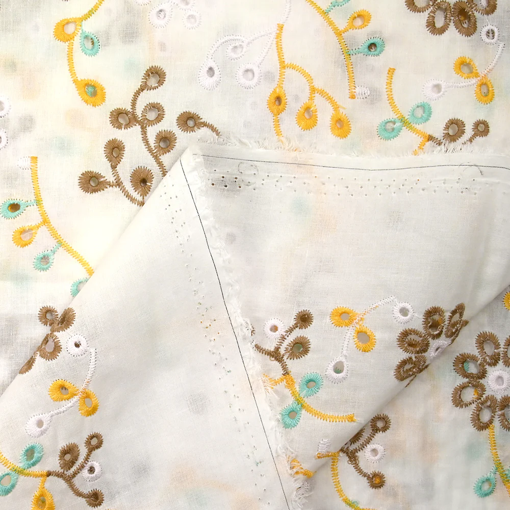 Broderie anglaise colorée marron et rose pâle fond blanc - Image 6