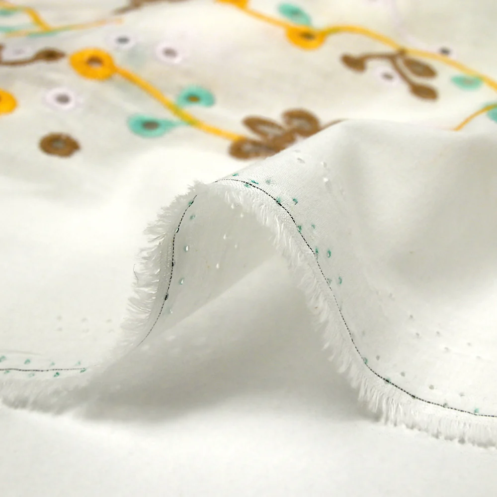 Broderie anglaise colorée marron et rose pâle fond blanc - Image 7