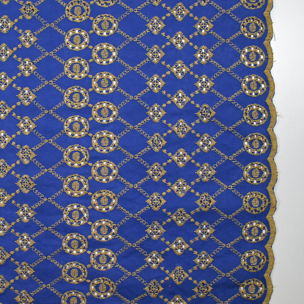Broderie anglaise festonnée beige Clémence fond bleu roi
