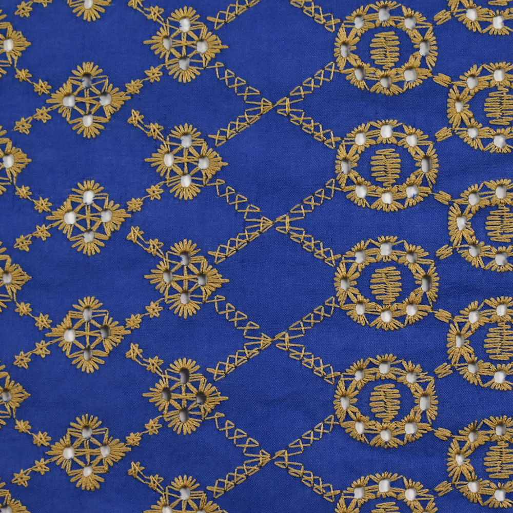 Broderie anglaise festonnée beige Clémence fond bleu roi - Image 4