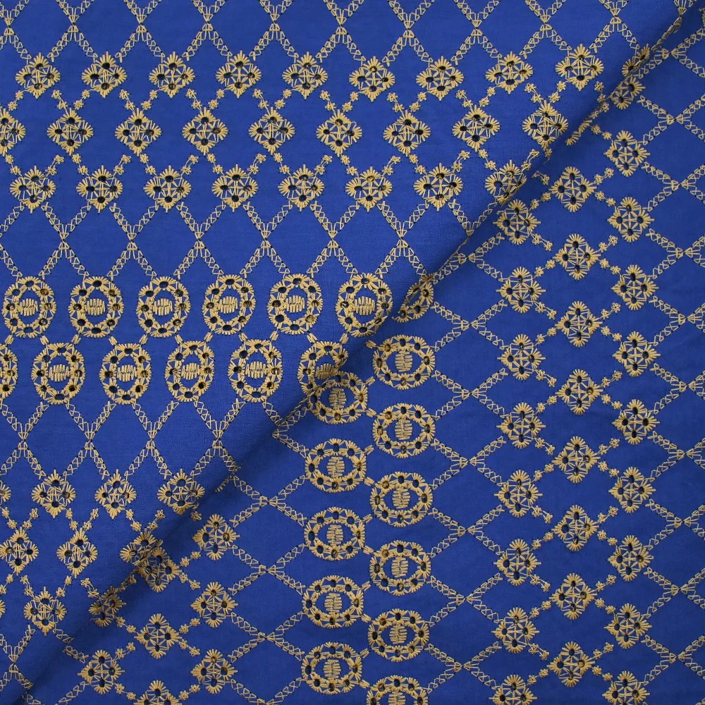 Broderie anglaise festonnée beige Clémence fond bleu roi - Image 5