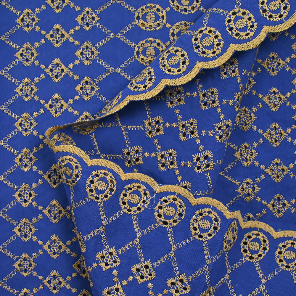 Broderie anglaise festonnée beige Clémence fond bleu roi - Image 6