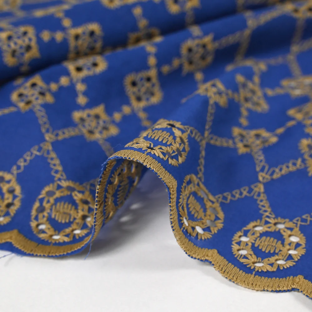 Broderie anglaise festonnée beige Clémence fond bleu roi - Image 7