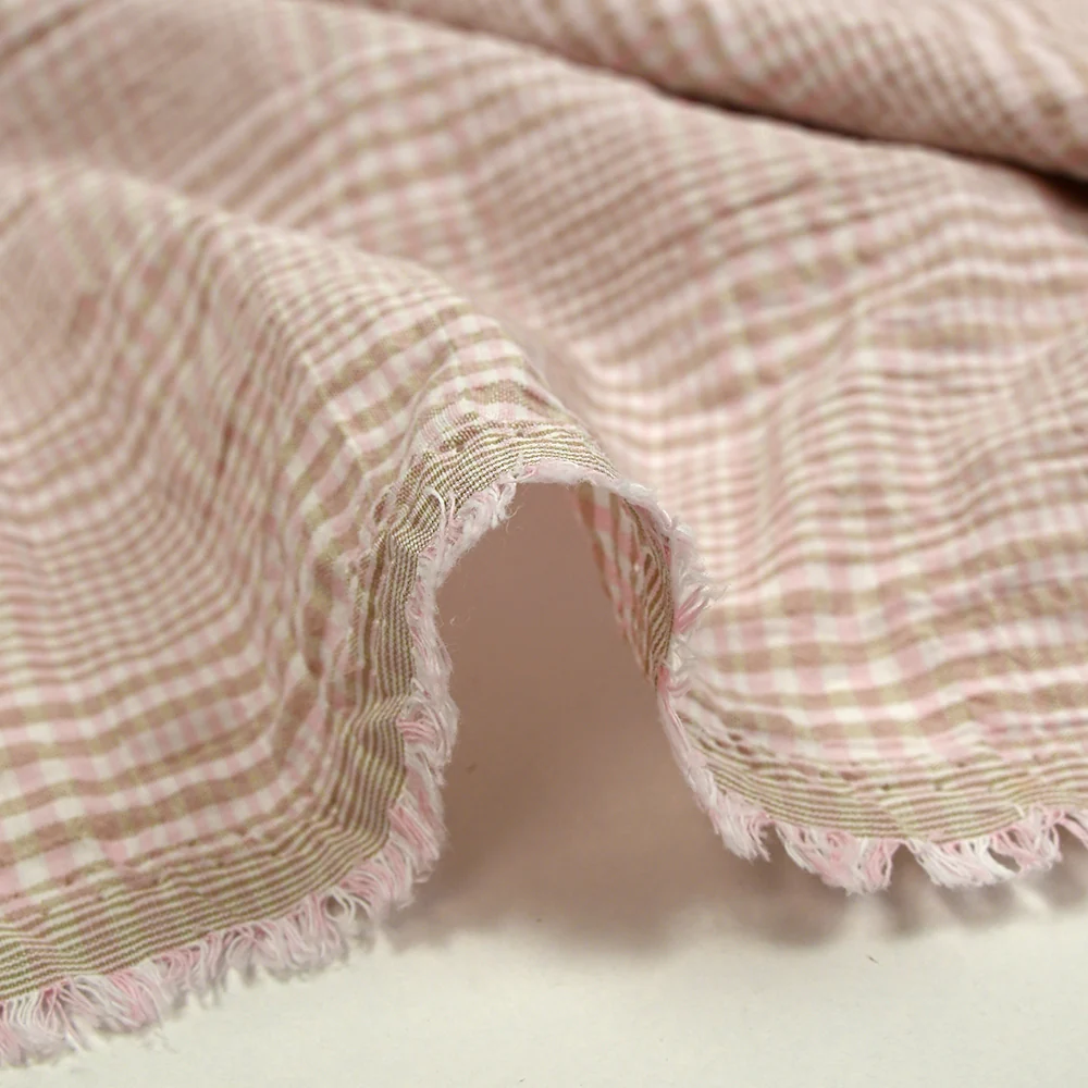 Coton à carreaux froissé rose et taupe fond blanc - Image 7