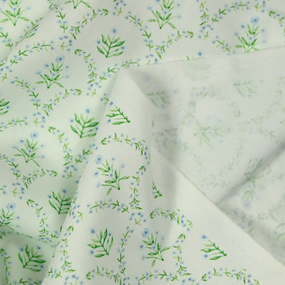 Coton imprimé arc de fleurs vert fond blanc cassé - Image 3