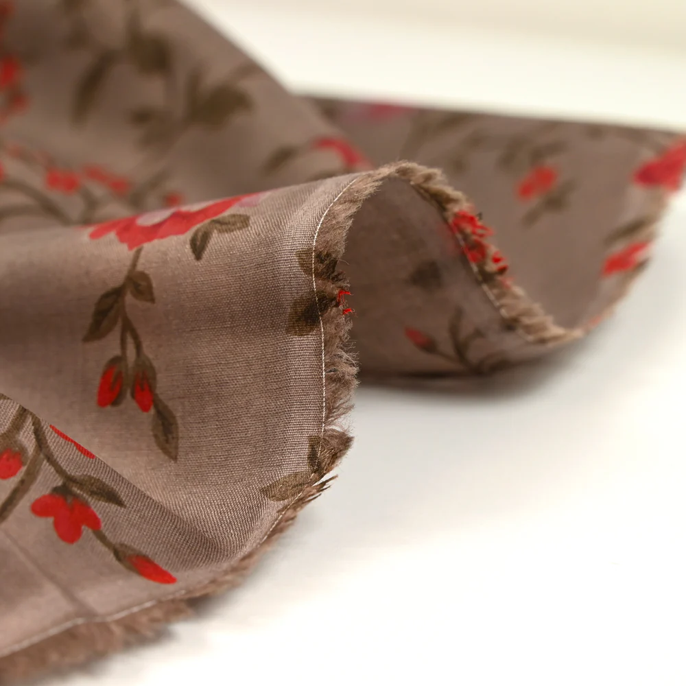 Coton imprimé fleur rouge fond taupe - Image 5