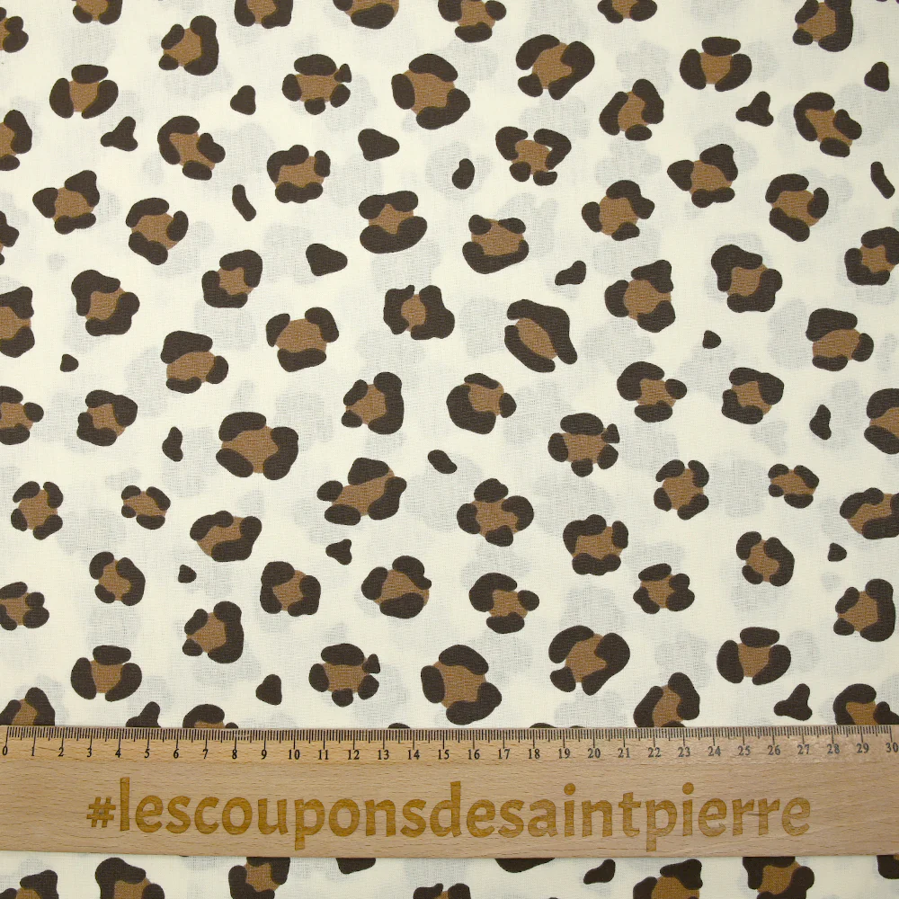 Coton imprimé léopard marron fond blanc cassé - Image 3