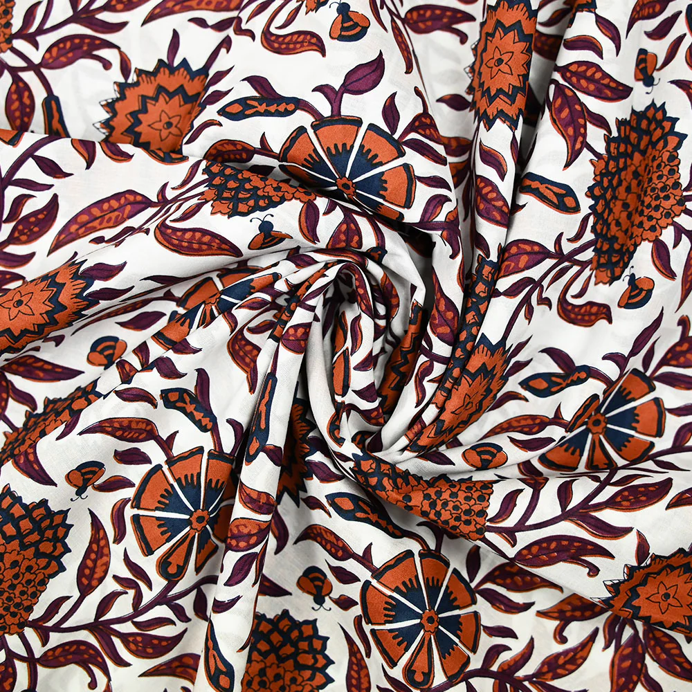 Coton indien imprimé Jiya fleurs et abeille rouille fond blanc - Image 2
