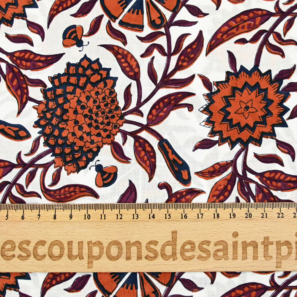 Coton indien imprimé Jiya fleurs et abeille rouille fond blanc - Image 3