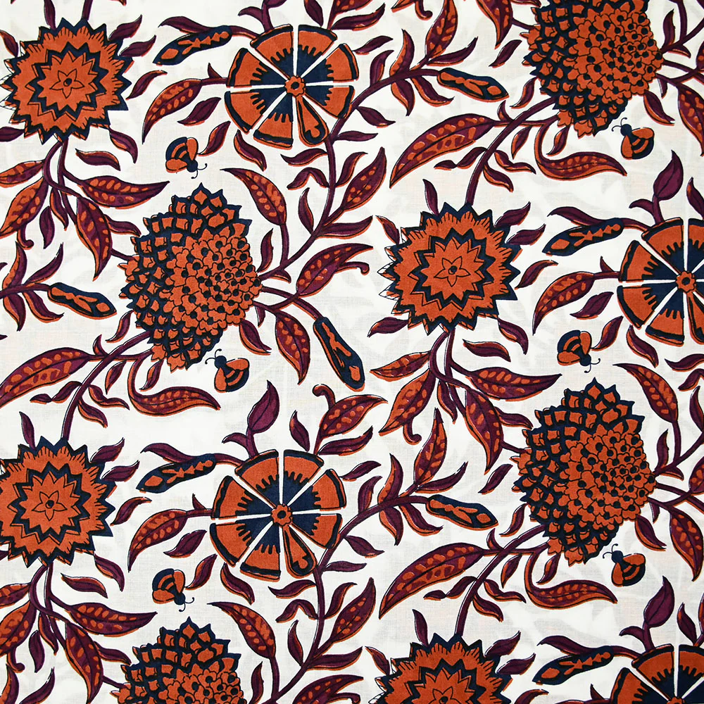 Coton indien imprimé Jiya fleurs et abeille rouille fond blanc - Image 4