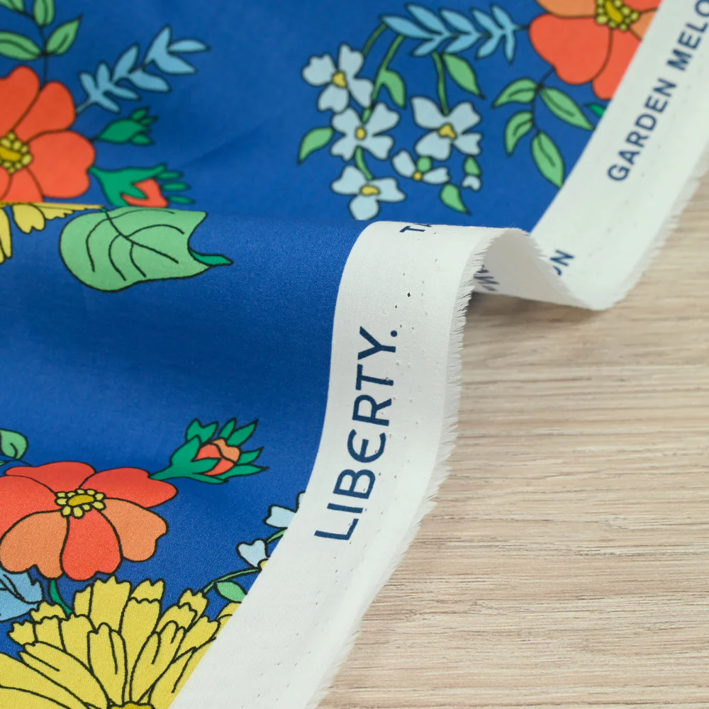 Coton liberty ® Tropical Sprig fond bleu au mètre - Image 5