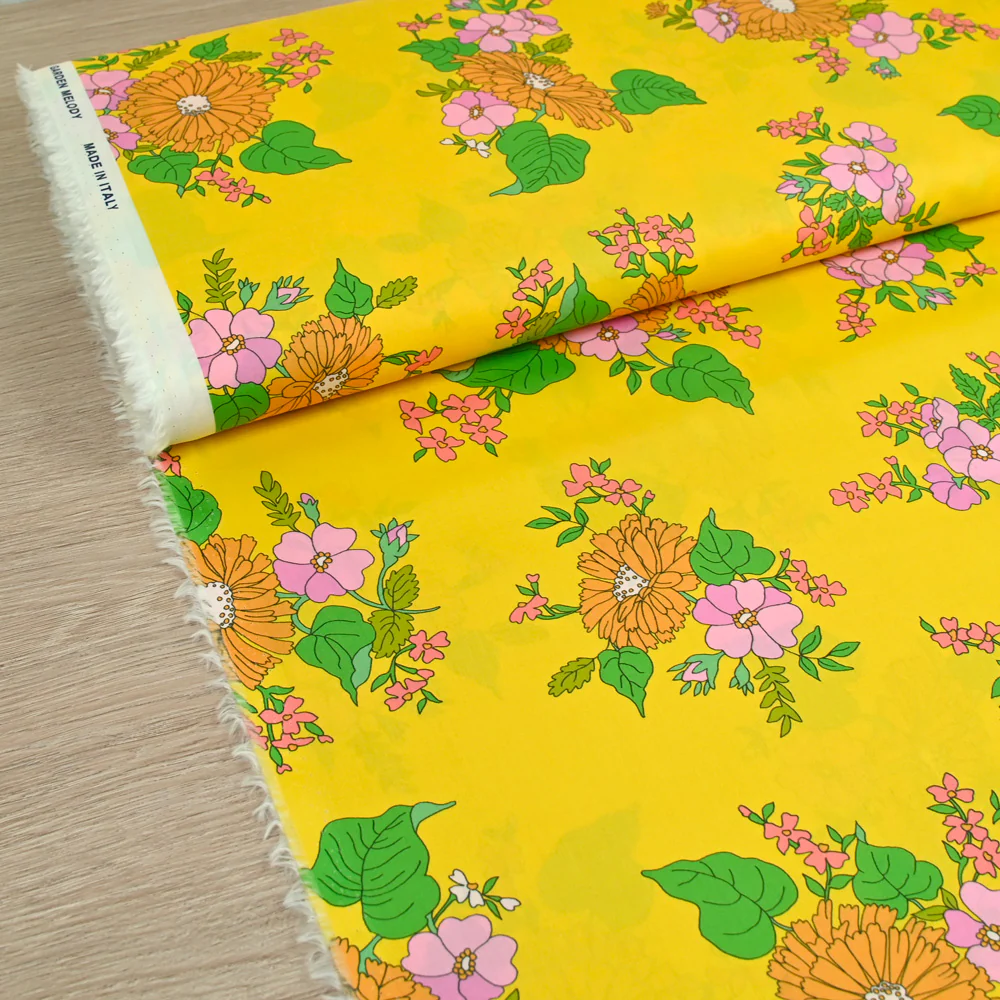 Coton liberty ® Tropical Sprig fond jaune au mètre - Image 2