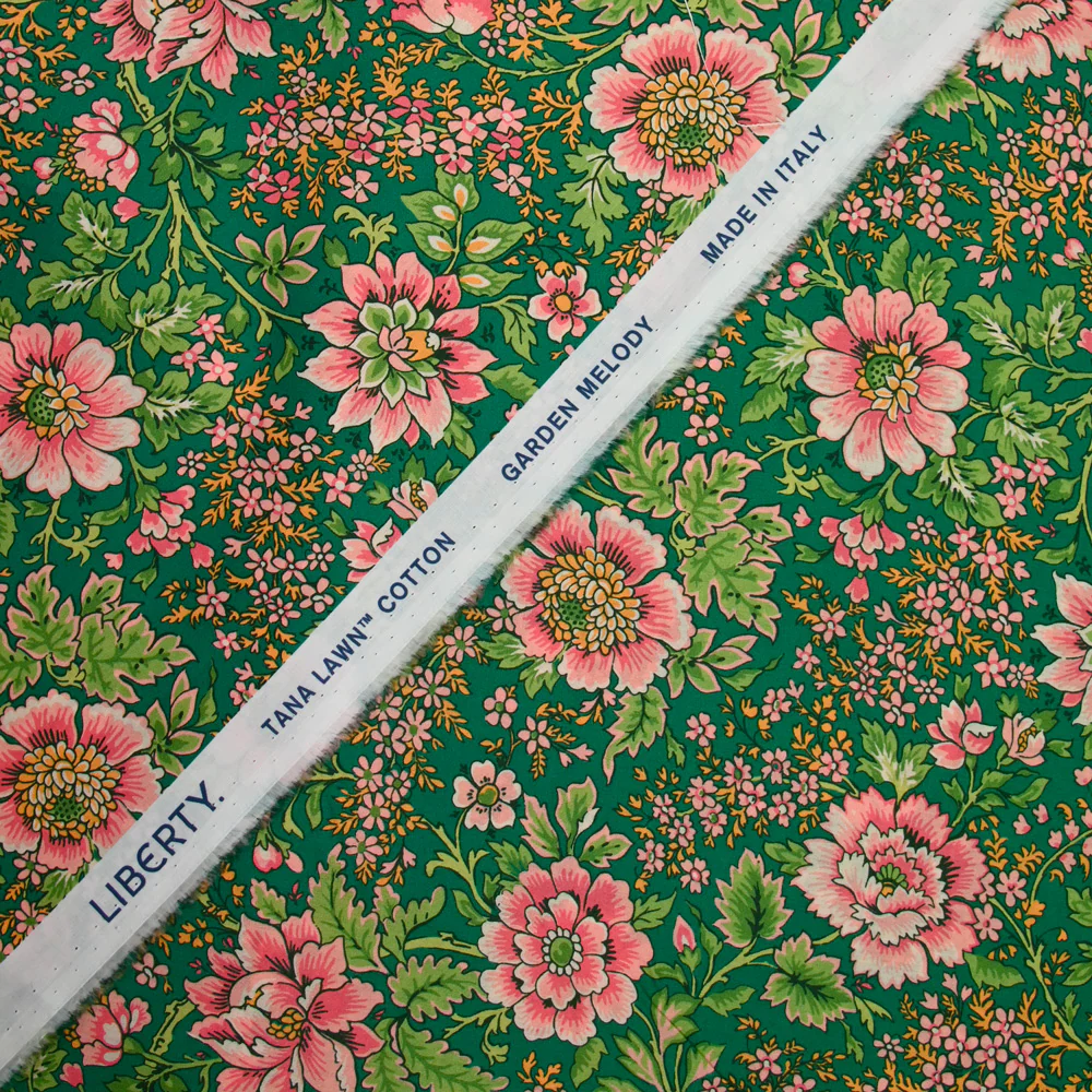 Coton liberty ® Vine Garden rose fond vert au mètre - Image 5