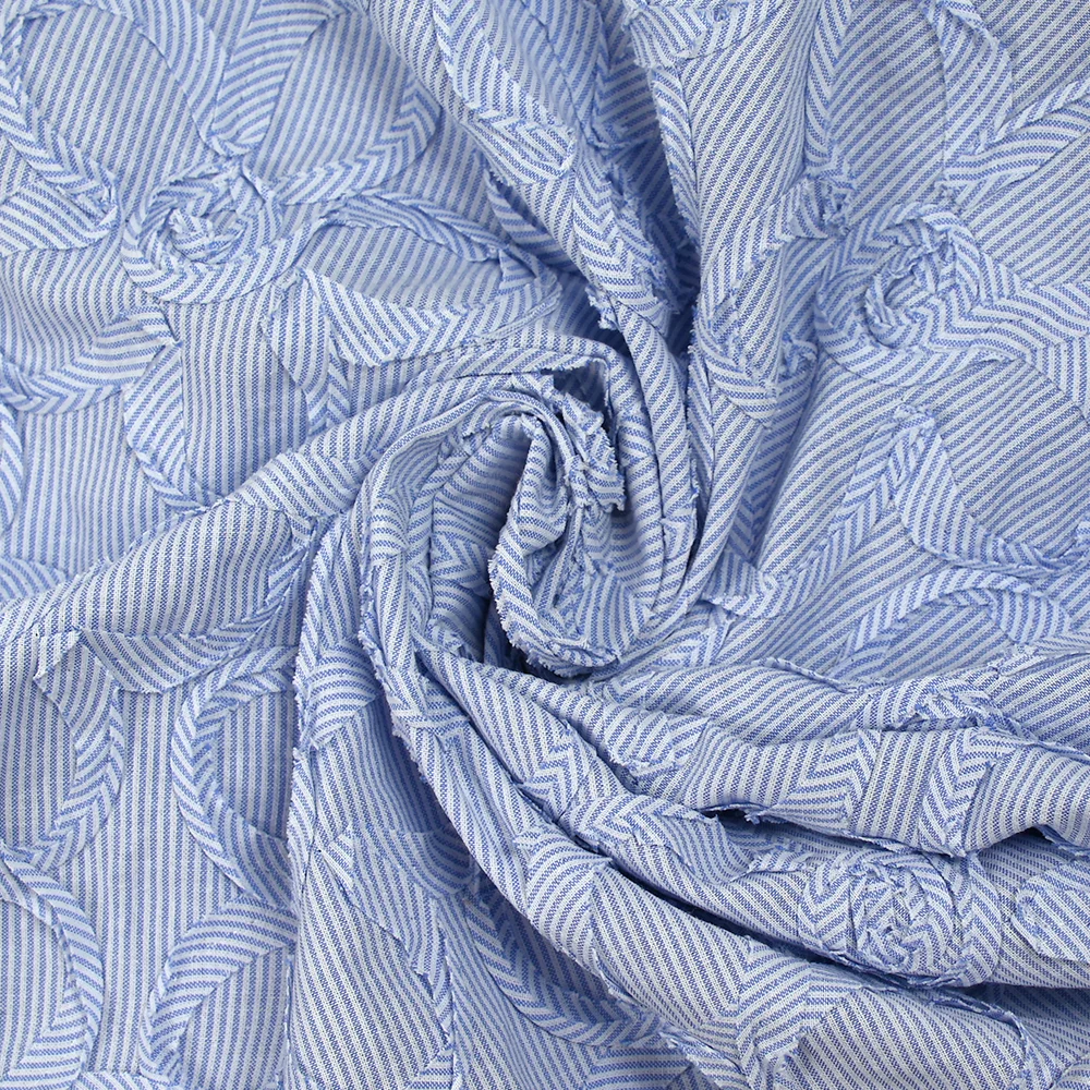 Coton tissé-teint rayé fleurs brodées en relief bleu et blanc - Image 2