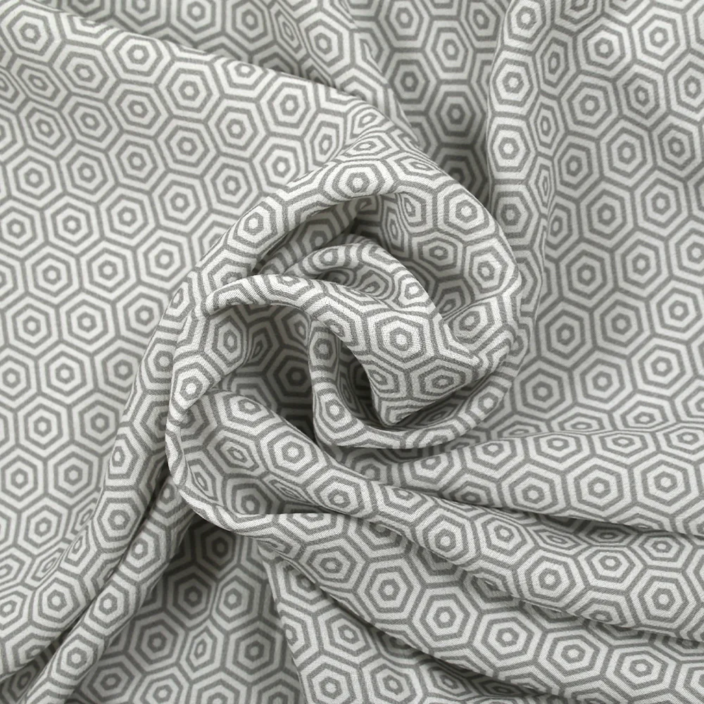 Crêpe viscose imprimé labyrinthe hexagonal gris et blanc - Image 2