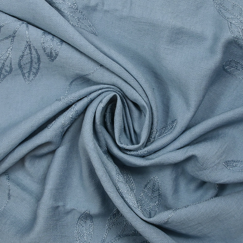 Crêpe viscose Lily brodé feuillage bleu barbeau - Image 2