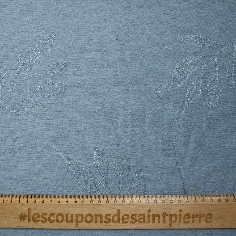 Crêpe viscose Lily brodé feuillage bleu barbeau - Image 3