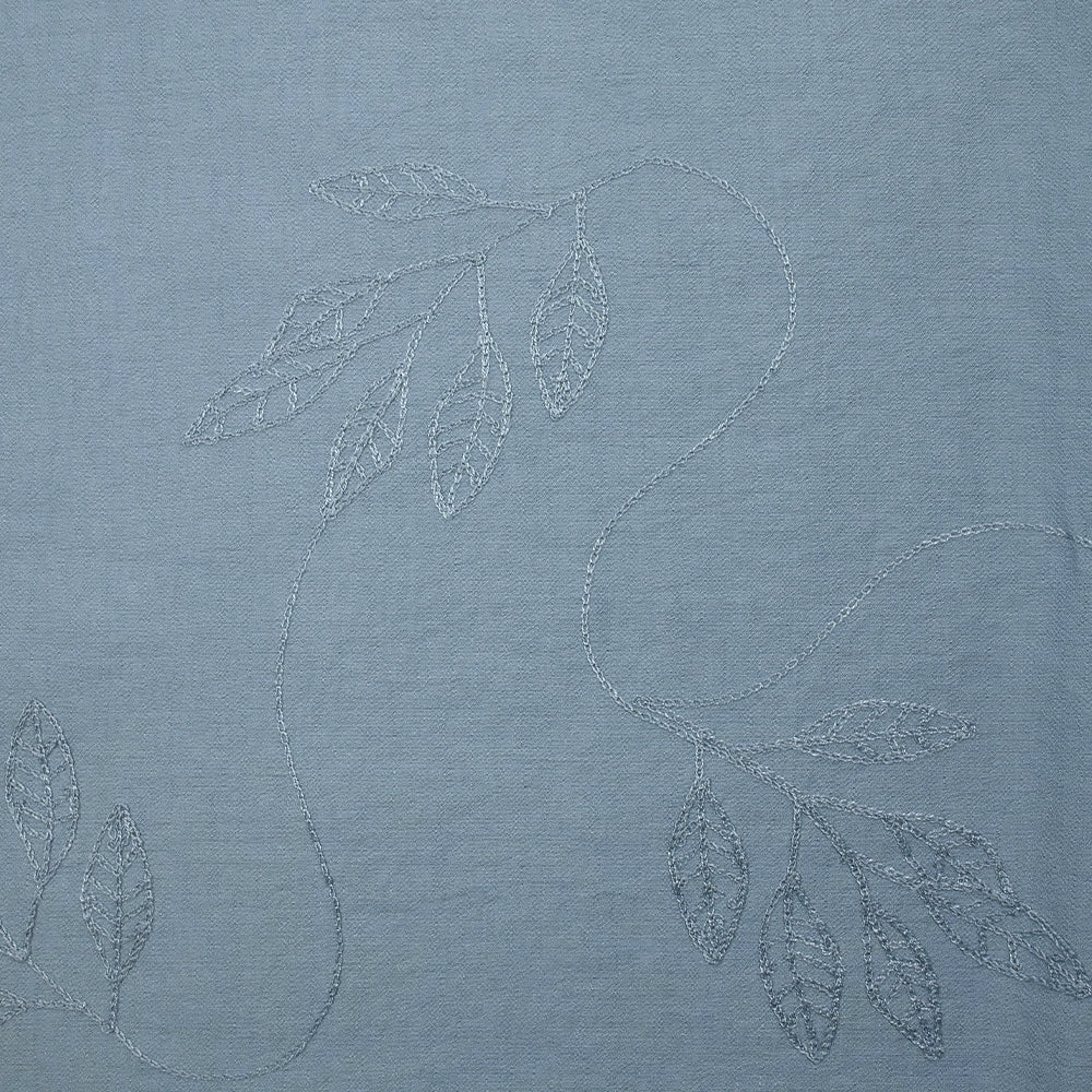 Crêpe viscose Lily brodé feuillage bleu barbeau - Image 4