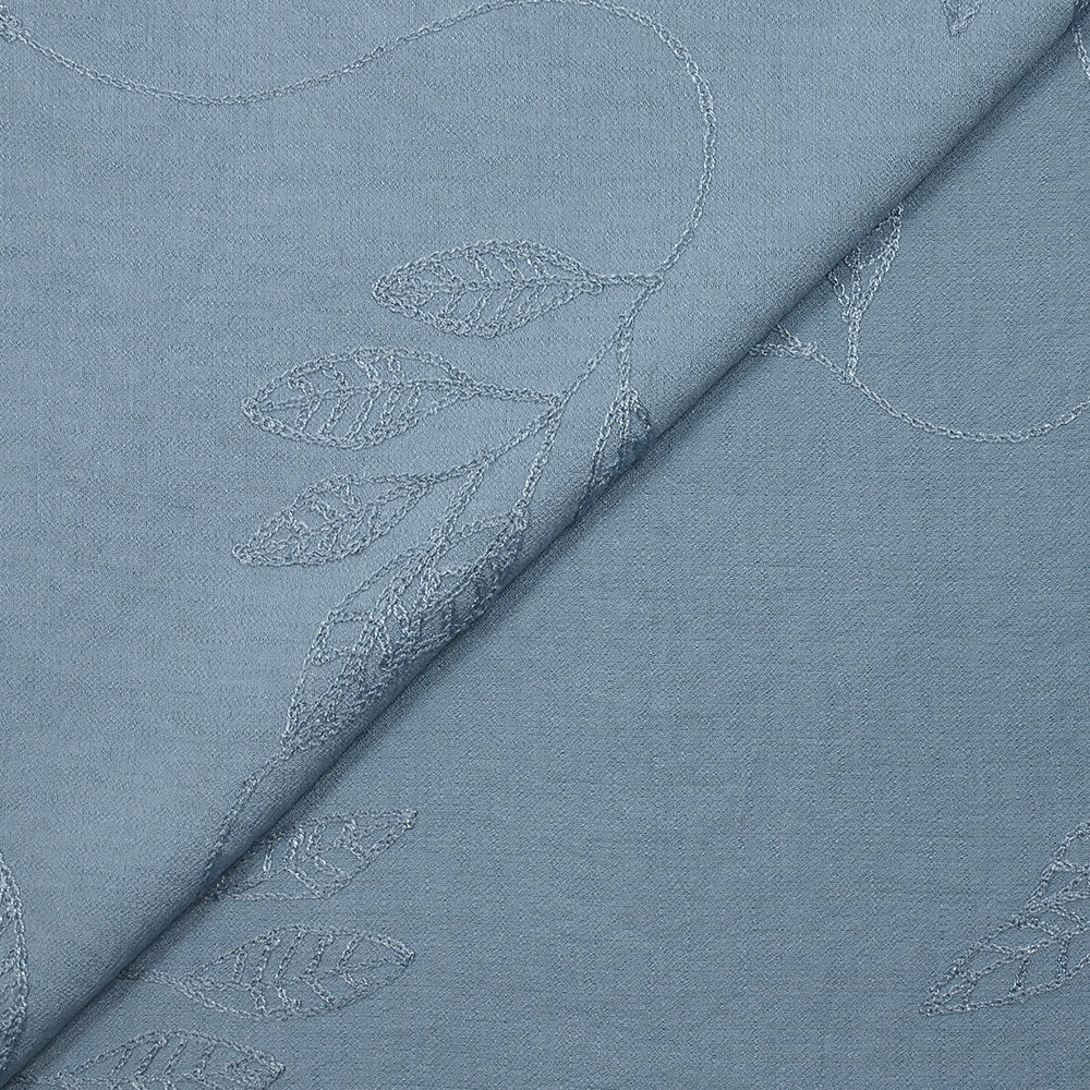 Crêpe viscose Lily brodé feuillage bleu barbeau - Image 5