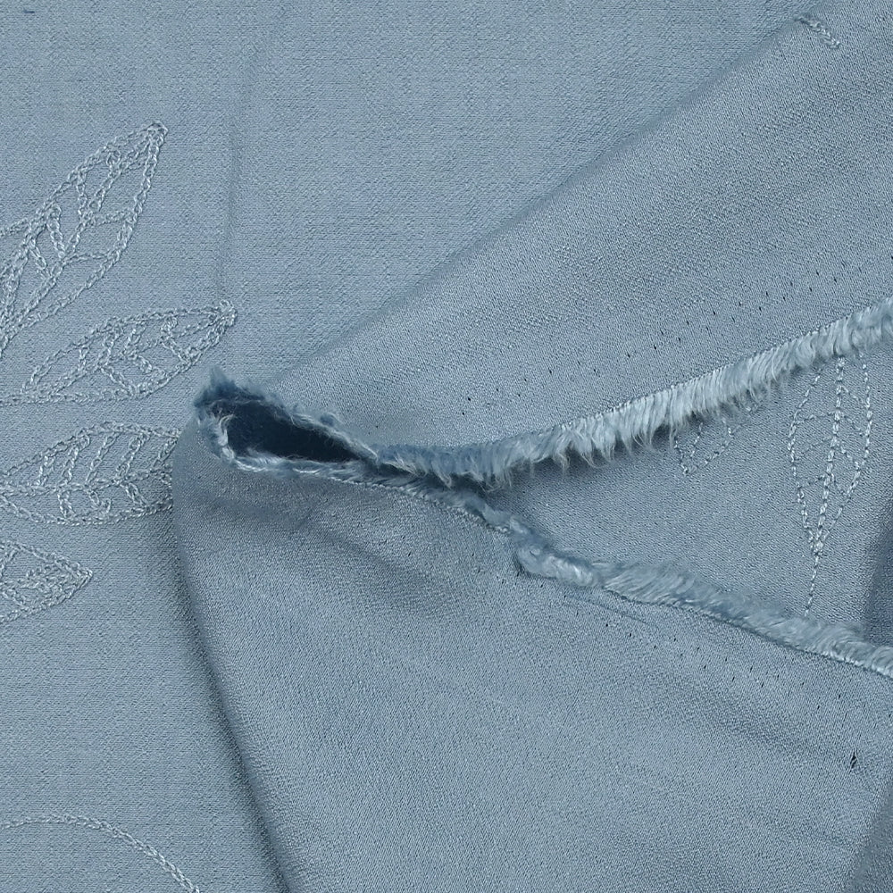 Crêpe viscose Lily brodé feuillage bleu barbeau - Image 6