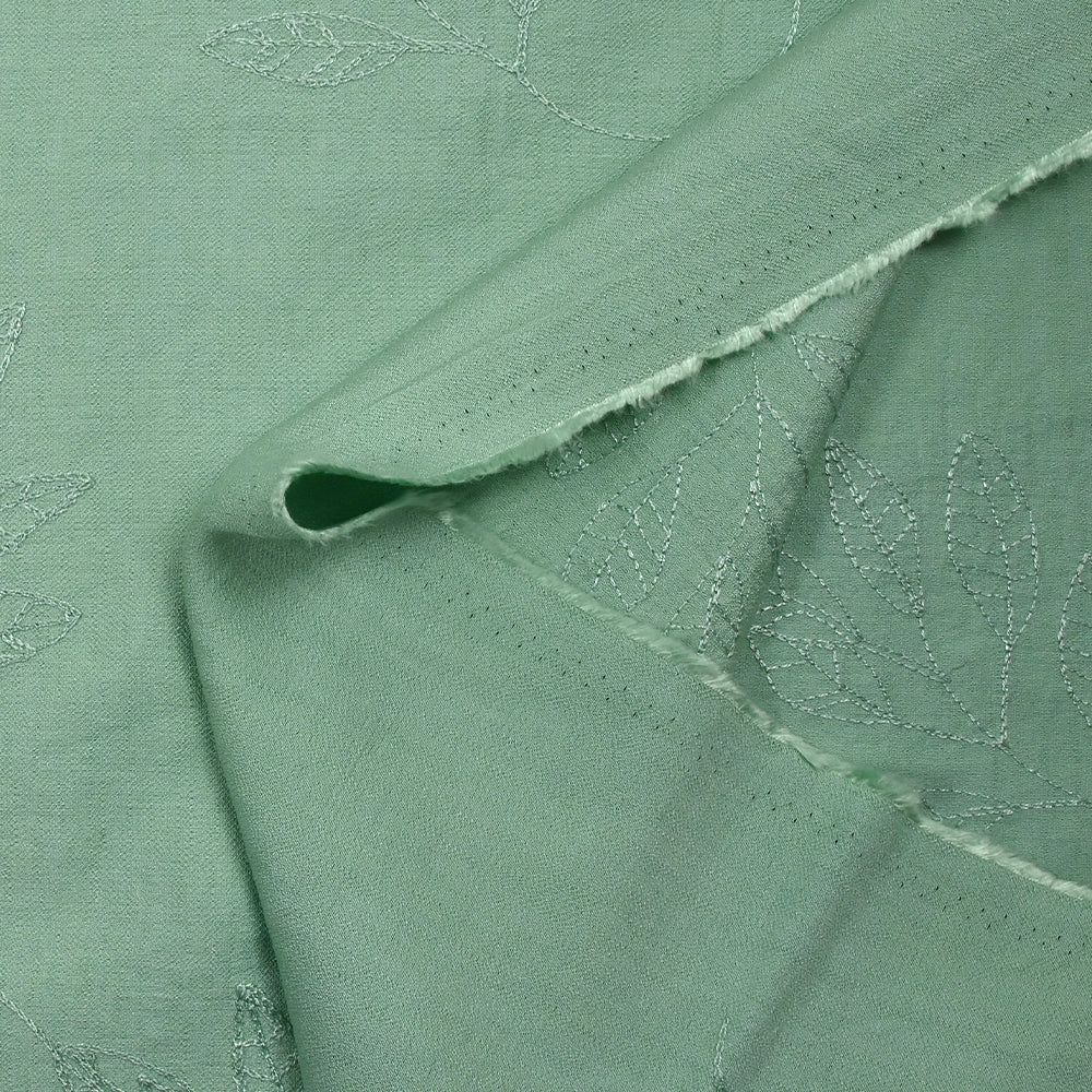 Crêpe viscose Lily brodé feuillage vert d'eau - Image 6