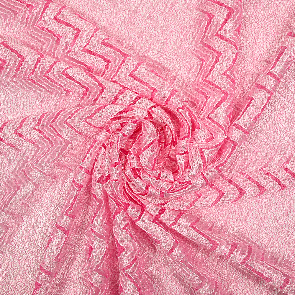Dentelle polyester chevron blanc fond rose - Image 2