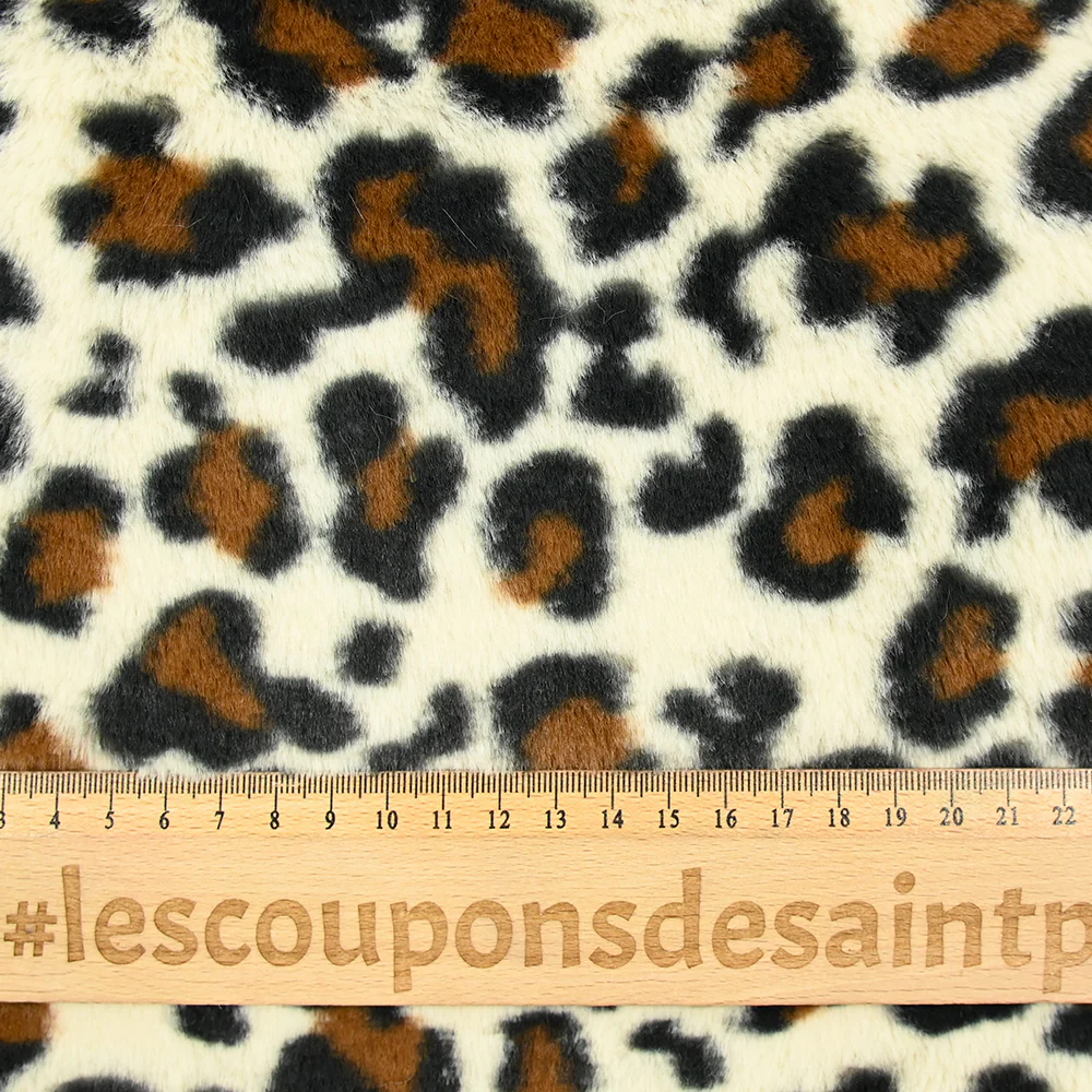 Fausse fourrure léopard fond beige - Image 3