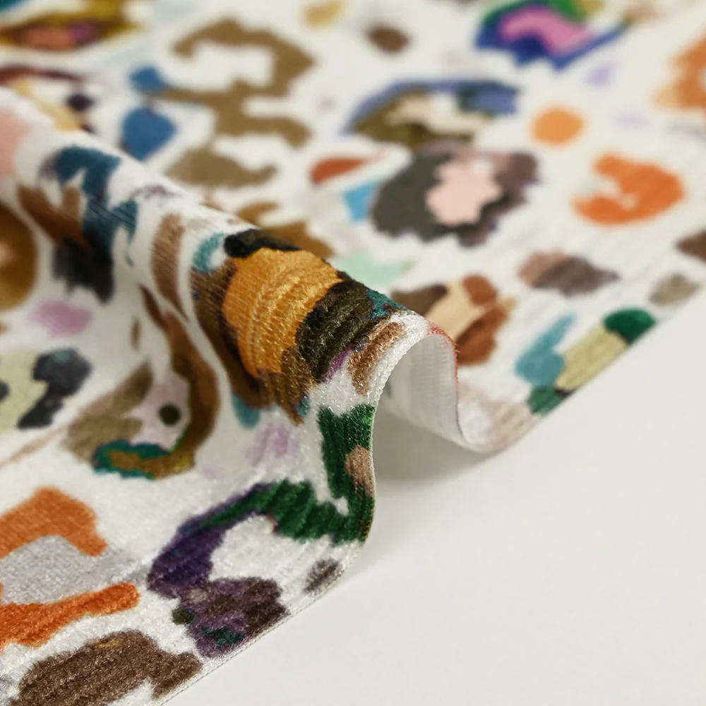 Jersey de velours ras imprimé léopard multicolore fond blanc - Image 5