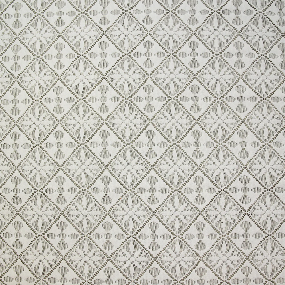 Maille dentelle carré de fleurs fond blanc