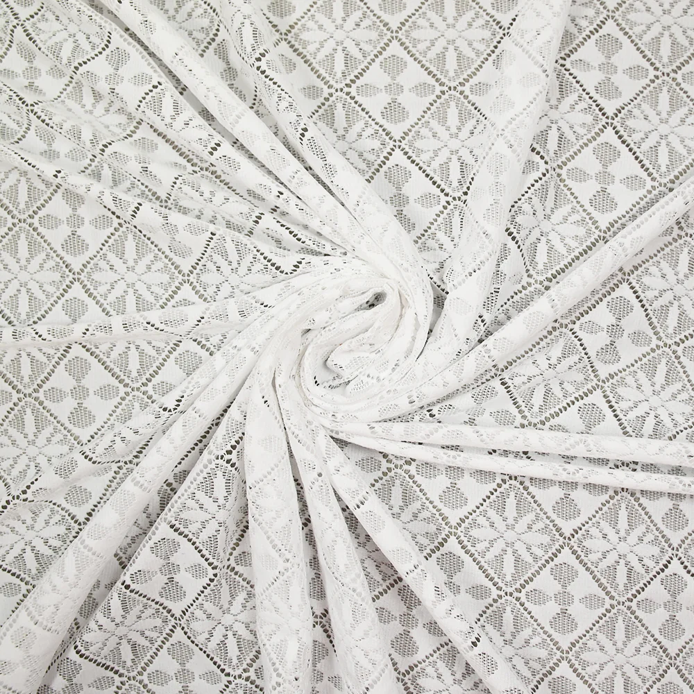 Maille dentelle carré de fleurs fond blanc - Image 2