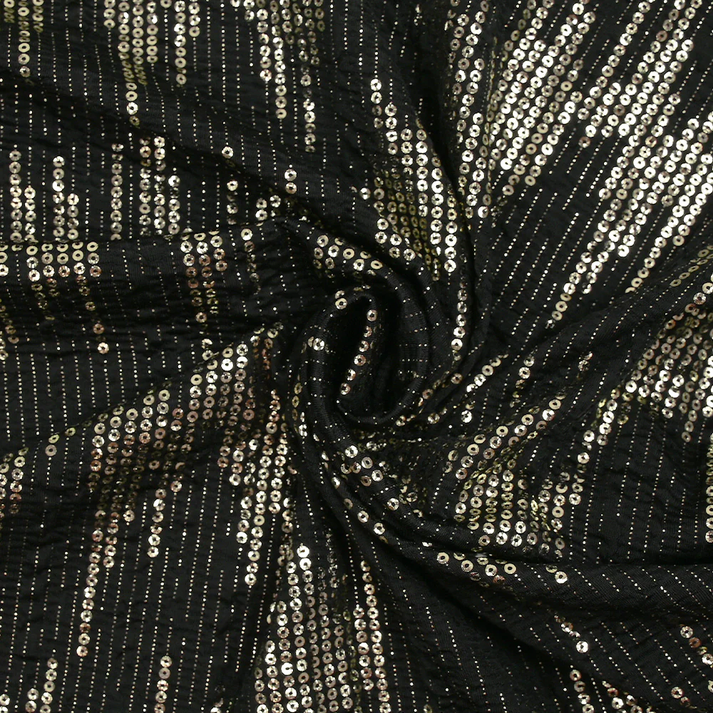 Maille fine polyester effet sequin en chevron doré fond noir - Image 2