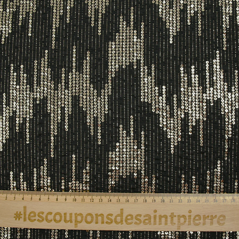 Maille fine polyester effet sequin en chevron doré fond noir - Image 3