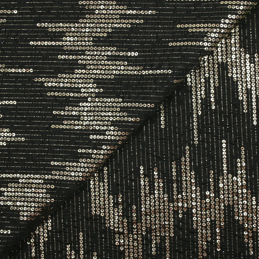 Maille fine polyester effet sequin en chevron doré fond noir - Image 4