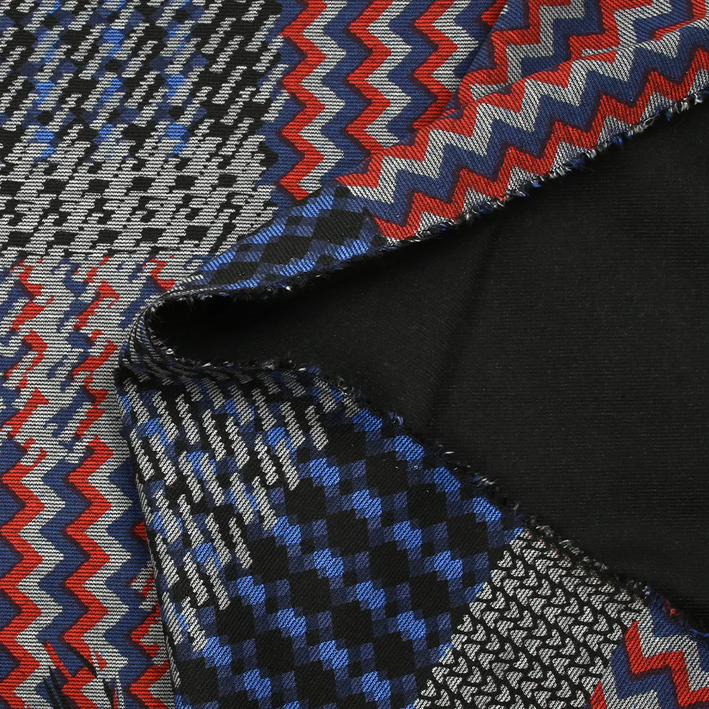Maille Milano polyviscose mosaïque d'antan bleu et rouge fond noir - Image 6