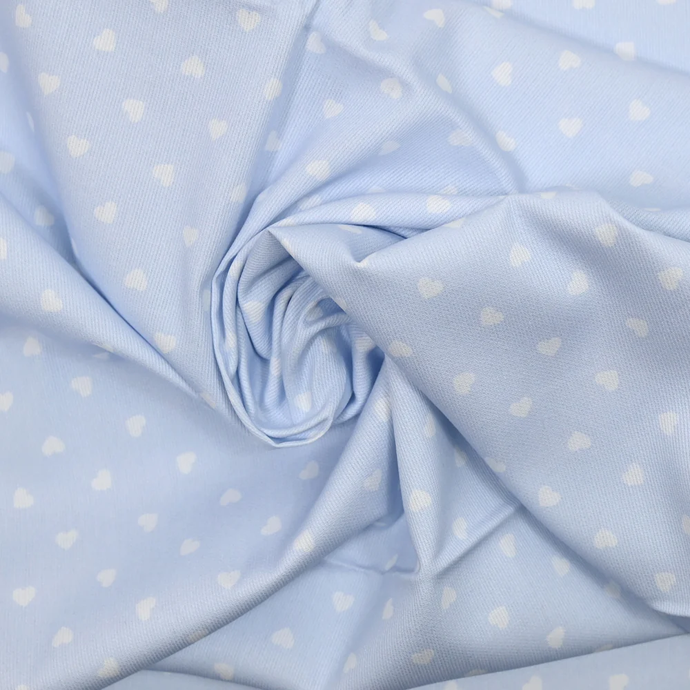 Piqué de coton imprimé cœur fond bleu clair - Image 2