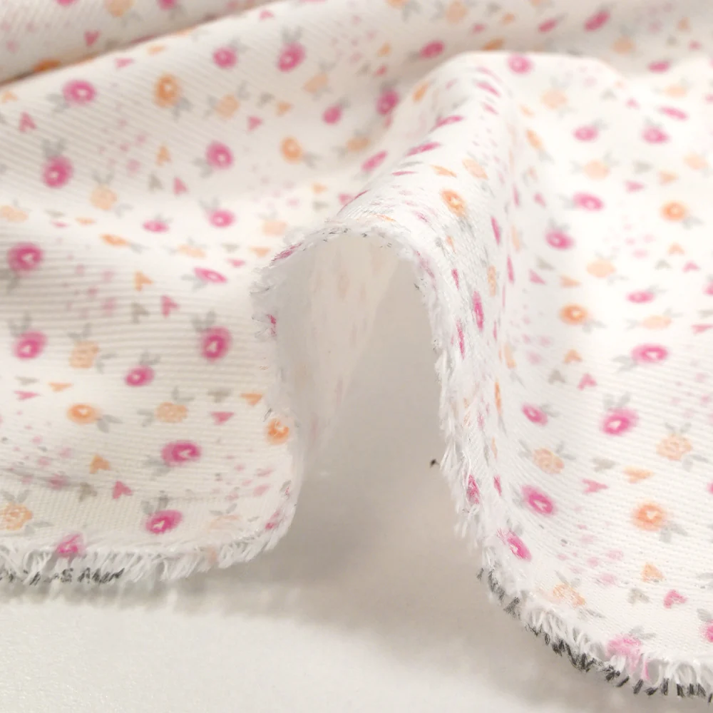 Piqué de coton imprimé fleurs et coeurs rose et orange fond blanc - Image 7