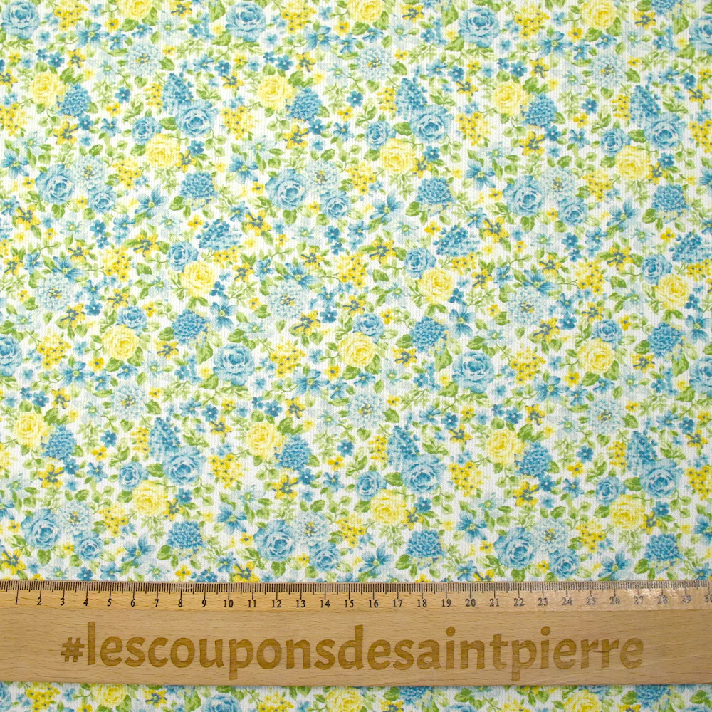 Piqué de coton imprimé les fleurs de Sarah bleu et jaune fond blanc - Image 3