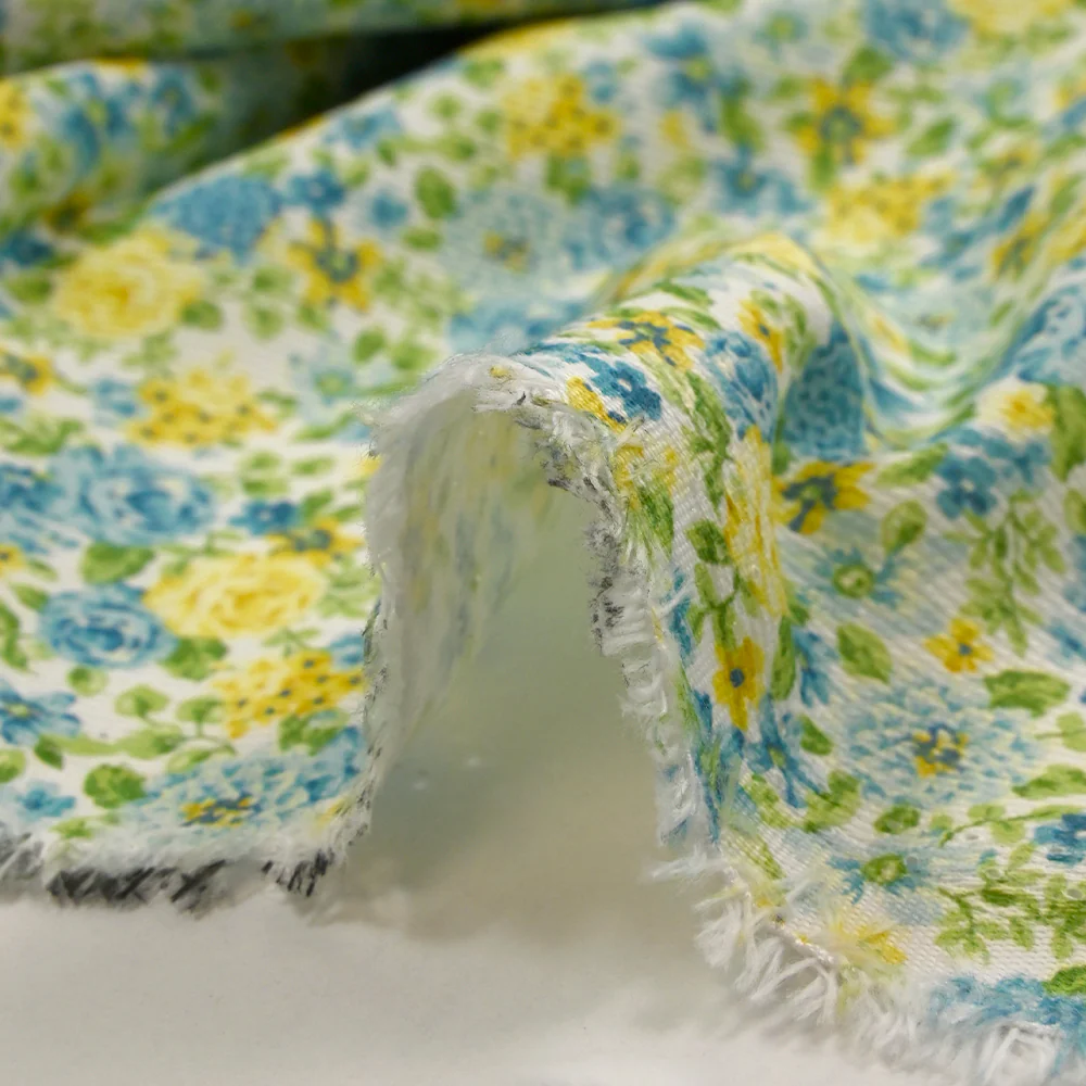 Piqué de coton imprimé les fleurs de Sarah bleu et jaune fond blanc - Image 7