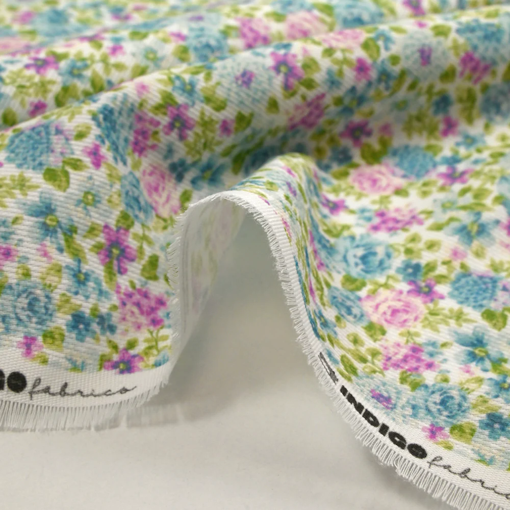 Piqué de coton imprimé les fleurs de Sarah bleu et violet fond blanc - Image 6