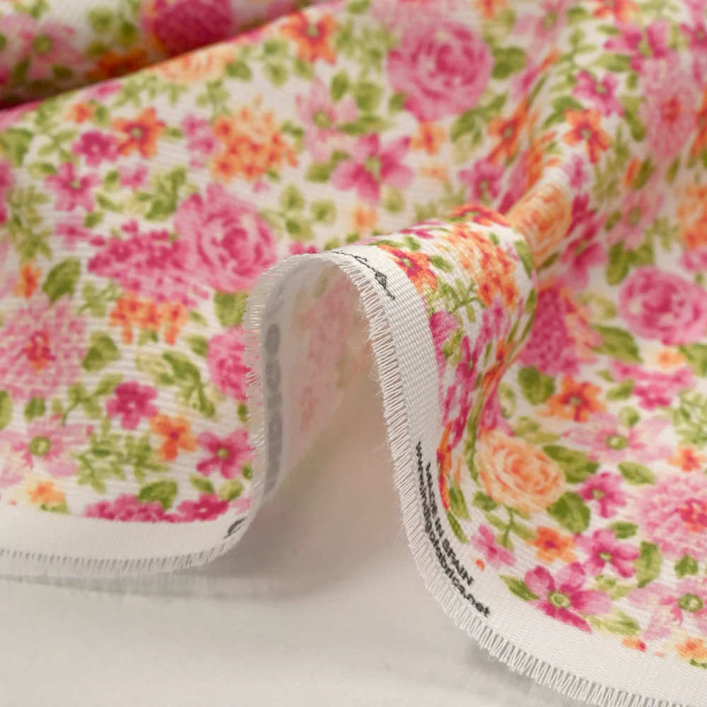 Piqué de coton imprimé les fleurs de Sarah rose et orange fond blanc - Image 6