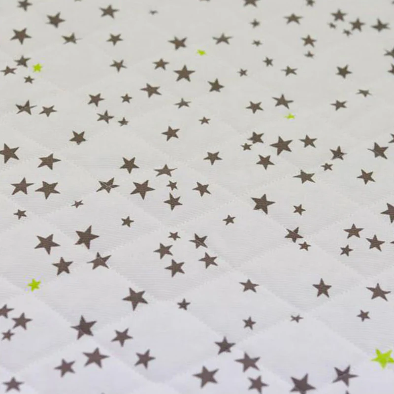 Piqué de coton matelassé étoiles taupe et vert anis au mètre - Image 3