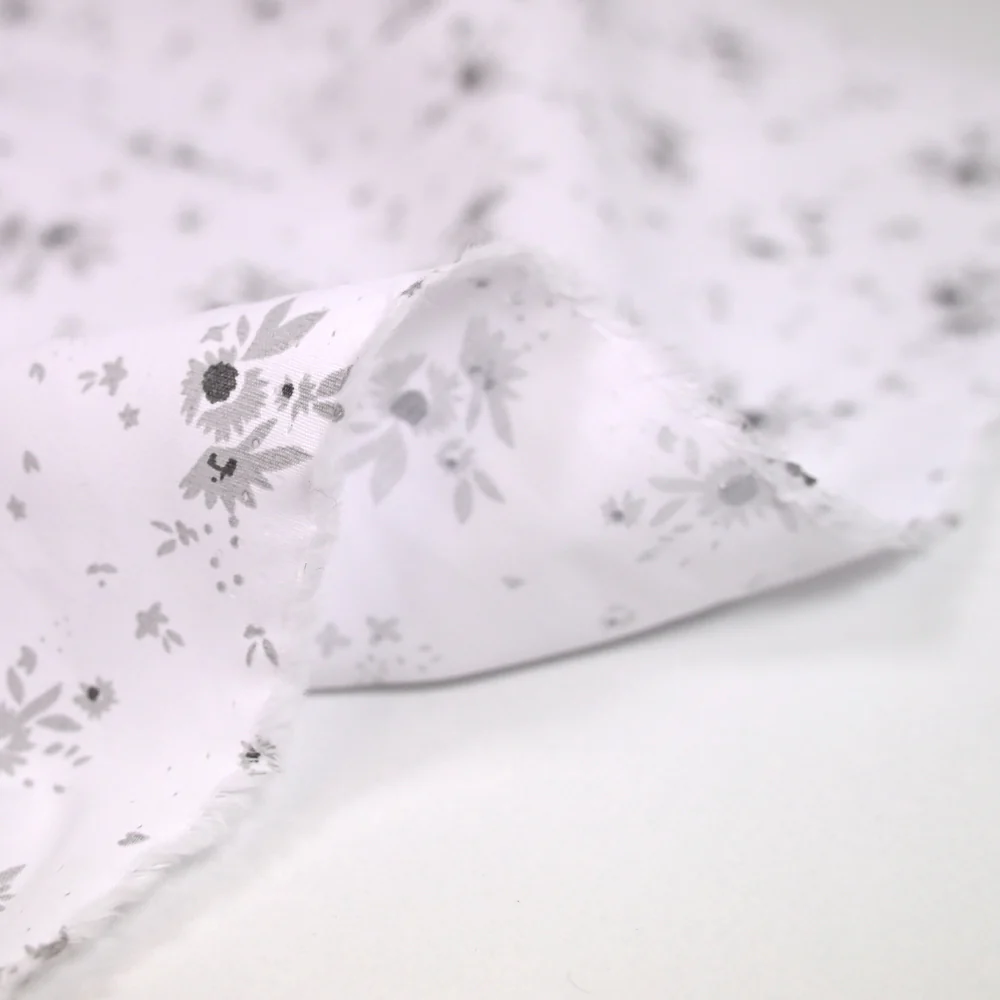 Popeline polycoton imprimée splash de fleurs gris fond blanc - Image 6