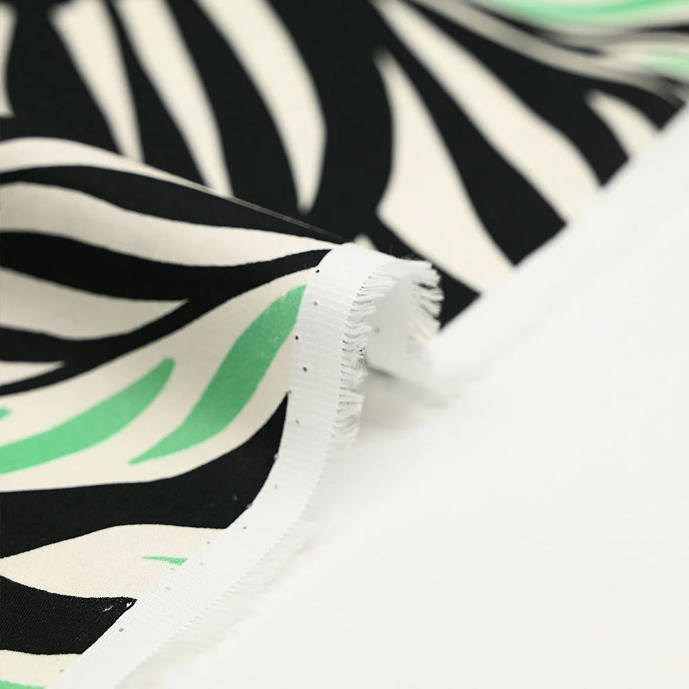 Satin de viscose imprimé jungle tribal vert et blanc fond noir - Image 5