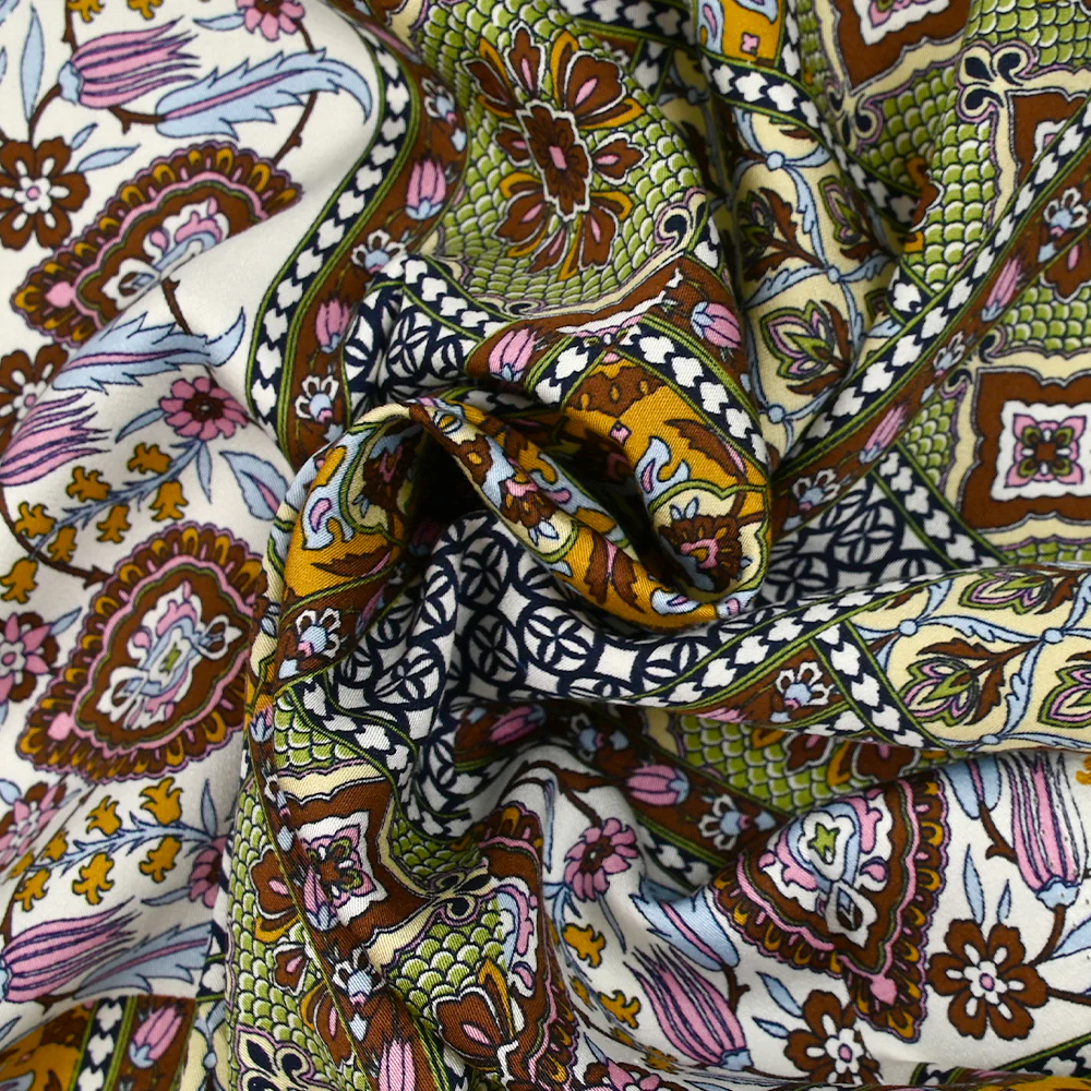 Satin de viscose imprimé patchwork ornement marron, vert pomme et ocre - Image 2