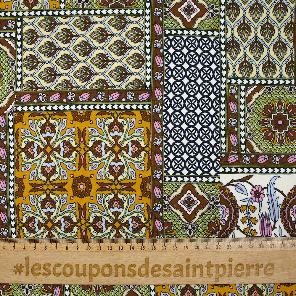 Satin de viscose imprimé patchwork ornement marron, vert pomme et ocre - Image 3