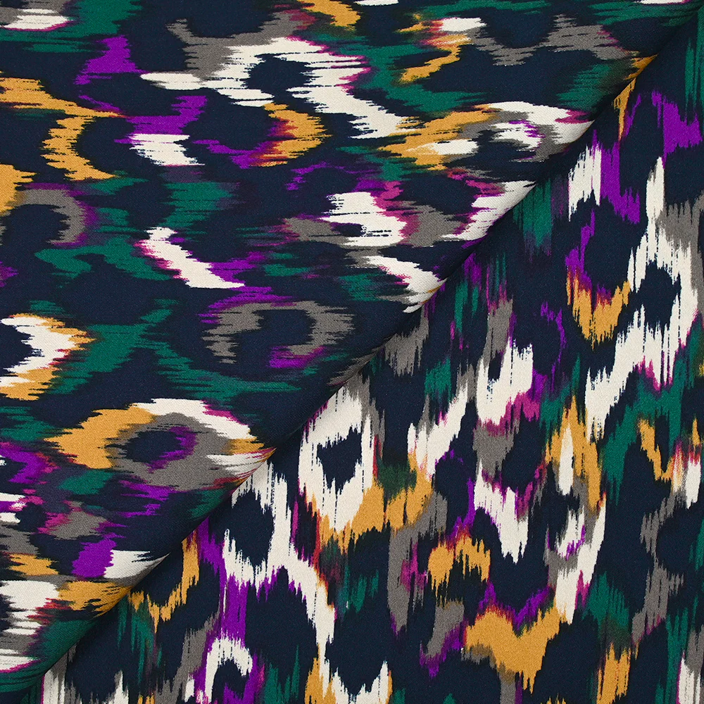 Satin de viscose imprimé Vénus violet fond marine - Image 4